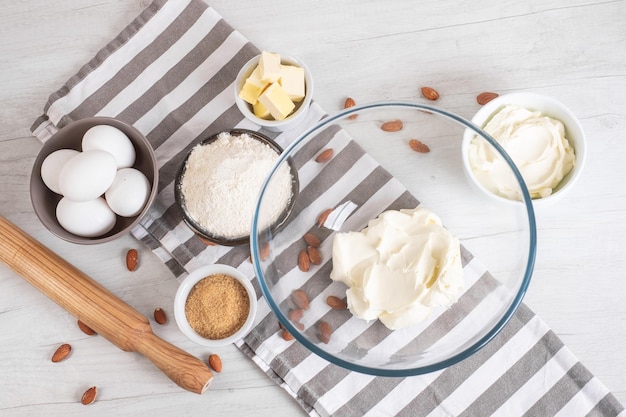 Cocinar un pastel en la mesa blanca