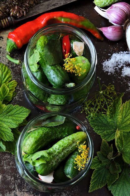 Cocinar pepinos en vinagre.