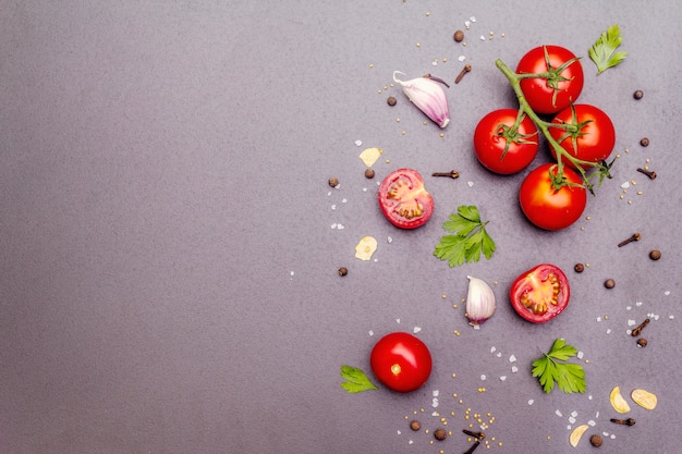 Cocinar piedra con especias, hierbas y tomates.