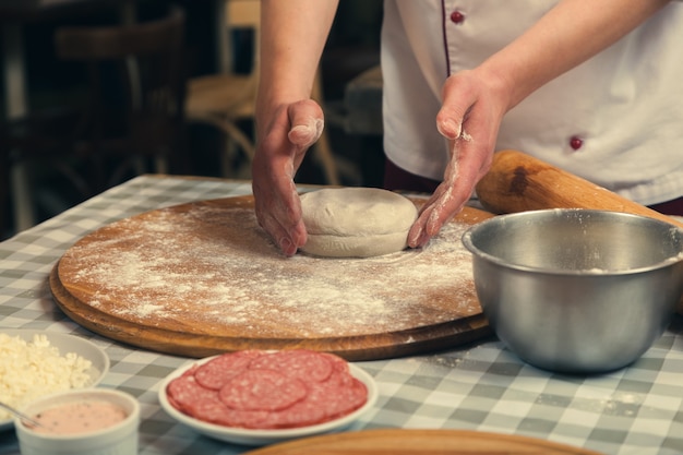 Cocinar pizza en un café