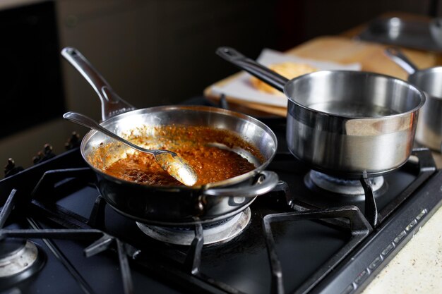 Cocinar un plato de pasta italiana nacional con salsa boloñesa en la estufa