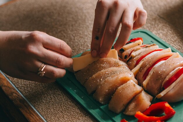 Cocinar pollo a la francesa con verduras en una bandeja para hornear