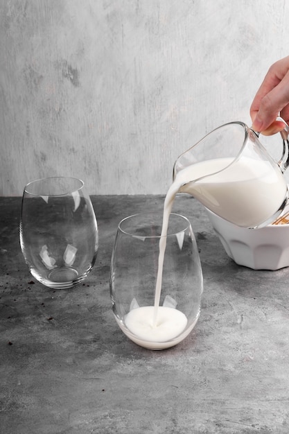 Cocinar un popular café coreano Dalgon paso a paso. Vierta la leche en un vaso de café en un espacio gris