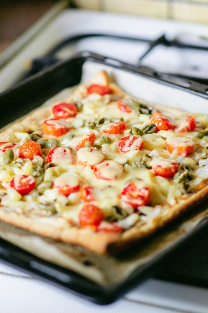 Cocinar preparando pizza.