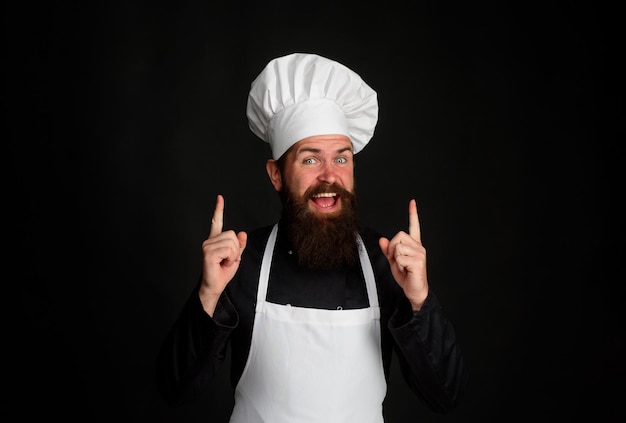 Cocinar la profesión de la comida y el concepto de inspiración hombre cocinero en uniforme jefe hombre con gorro de cocinero y delantal