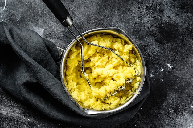 Cocinar puré de papas en una olla