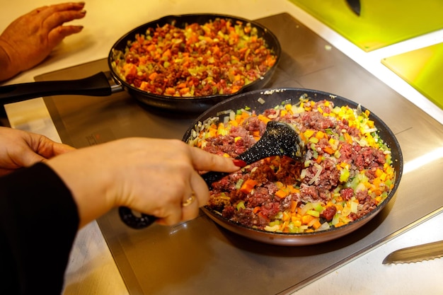 Cocinar relleno para lasaña cocinar freír carne picada con verduras