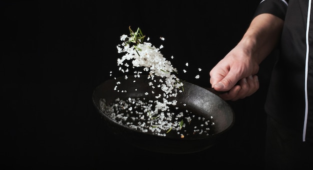 Cocinar la sal aromática asada en una sartén.