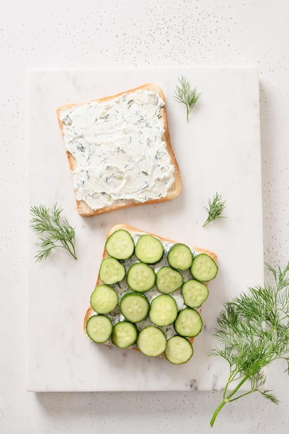 Cocinar sándwiches de té ingleses tradicionales con ricotta de pepino y eneldo para el desayuno