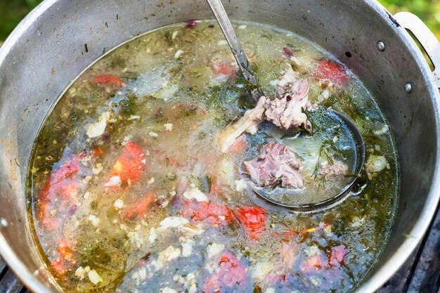 Cocinar shurpa de Asia central en una olla al aire libre