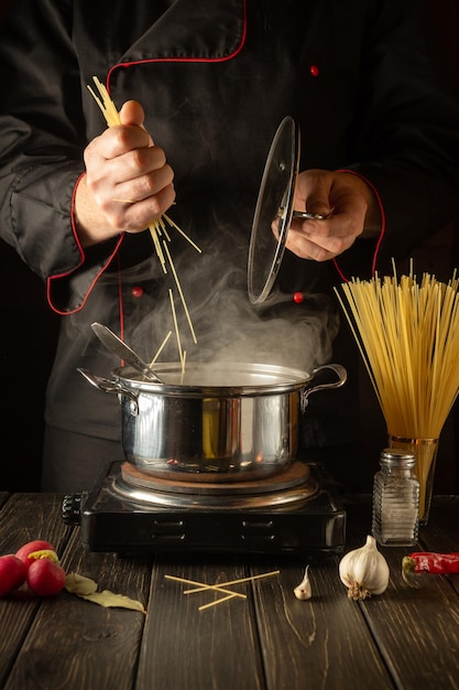 Cocinar sopa deliciosa para el almuerzo Ambiente de trabajo en la cocina