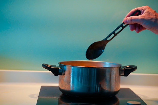 Foto cocinar sopa en una sartén sobre una estufa de inducción