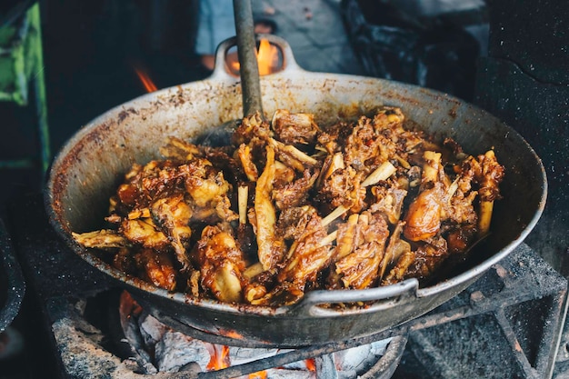 Cocinar tengkleng kambing o cabra tengkleng es una especie de sopa cuyo ingrediente principal son los huesos de cabra.