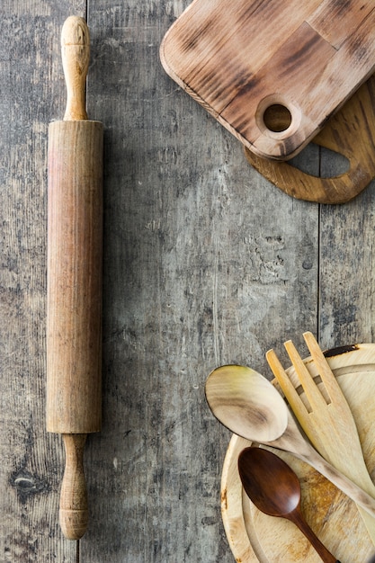 Foto cocinar utensilios de madera en la mesa de madera