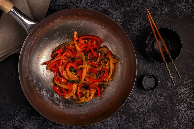 Cocinar wok asiático con vegetales salteados