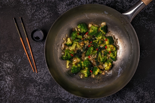 Cocinar wok asiático con verduras salteadas