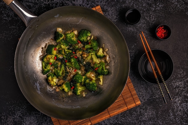 Cocinar wok asiático con verduras salteadas