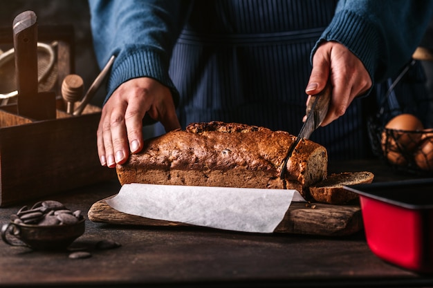 Cocine cortar pan con cuchillo