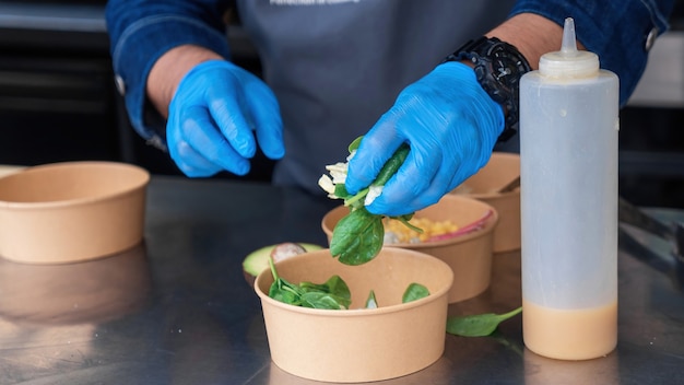 Cocine haciendo ensalada, agregando ingredientes, camión de comida