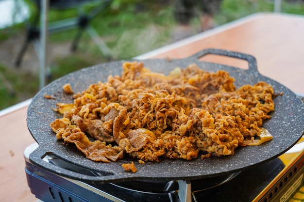 Cocine las rebanadas de carne de res en una sartén plana, sartén