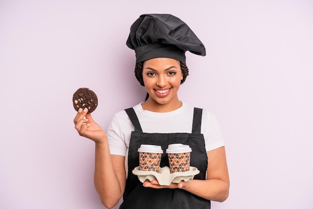 Cocinera afro negra con trenzas y haciendo una galleta