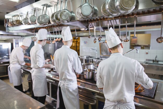 Cocinera cocina en un restaurante.