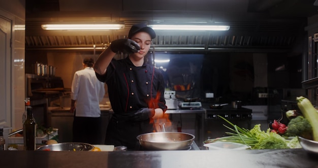 Cocinera en la cocina de un restaurante