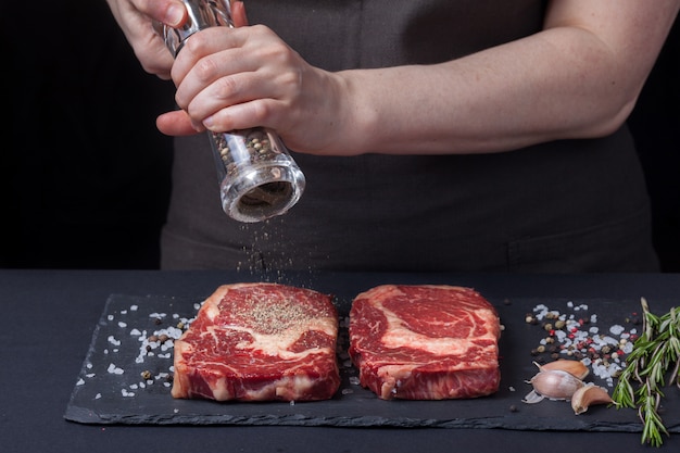 La cocinera prepara un filete de ternera.