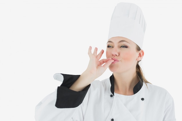 Foto cocinera uniformada soplando un beso