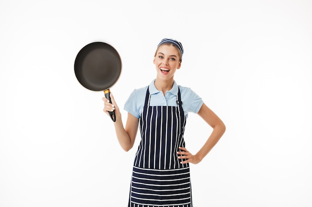 Cocinero alegre joven en delantal rayado y gorra felizmente