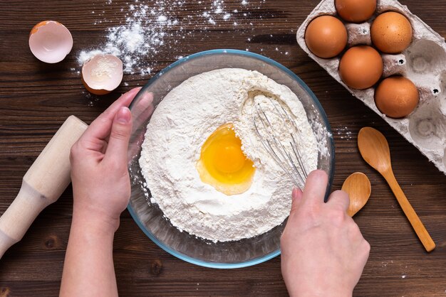 El cocinero amasa la masa para hornear.