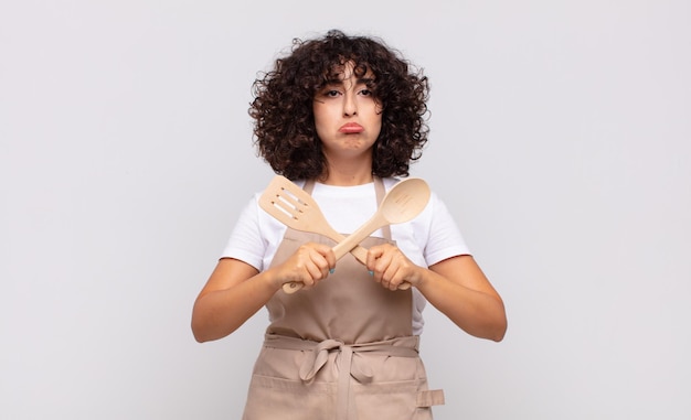 Cocinero árabe de una mujer bonita con un delantal.