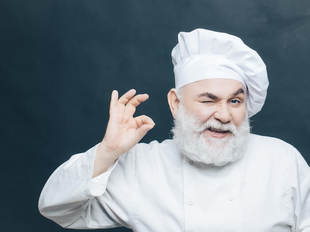 Cocinero barbudo guiñando un ojo