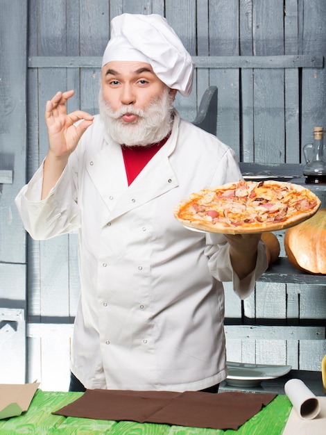 Cocinero barbudo con pizza