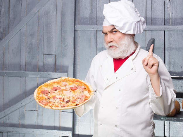 Cocinero barbudo con pizza