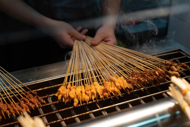 El cocinero Brochetas de ternera asada a la parrilla