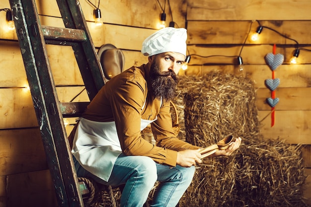 Cocinero chef guapo con barba