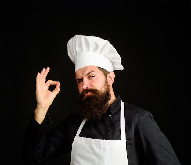 Cocinero cocinero barbudo mostrando signo ok cocinero o panadero con signo perfecto chef profesional hombre en
