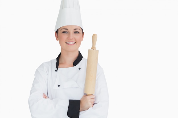 Cocinero feliz sosteniendo un rodillo