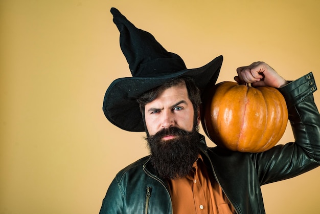 Cocinero de hombre barbudo en sombrero de Halloween con diseño de calabaza para banner de Halloween Guapo hombre de Halloween wi