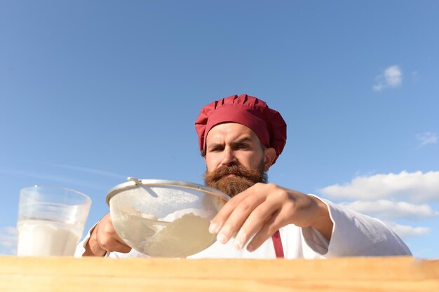 Cocinero hombre Berded cocinando al aire libre