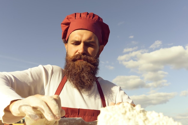 Cocinero hombre Berded cocinando al aire libre