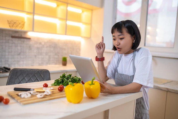 Cocinero joven. Una chica en la cocina preparándose para cocinar algo sabroso.