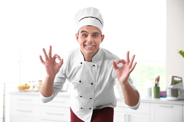 Cocinero joven guapo chef en la cocina
