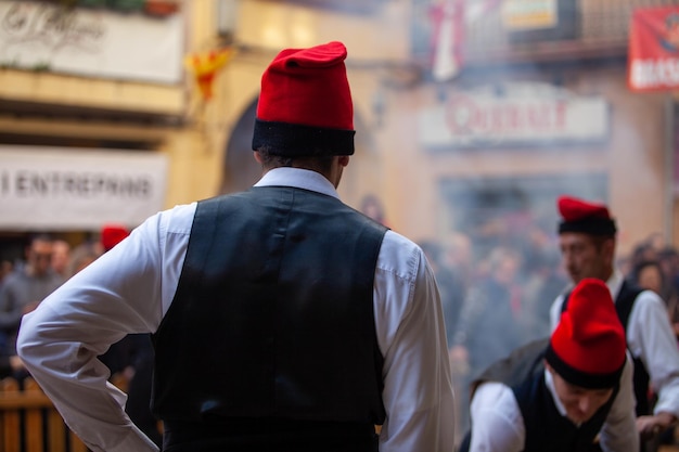 un cocinero lleva el típico sombrero rojo catalán llamado barretina