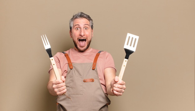 Cocinero de mediana edad. concepto de barbacoa