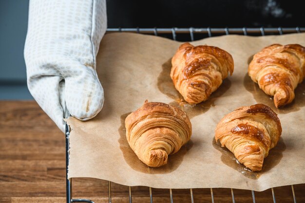 El cocinero pone croissants en la encimera.