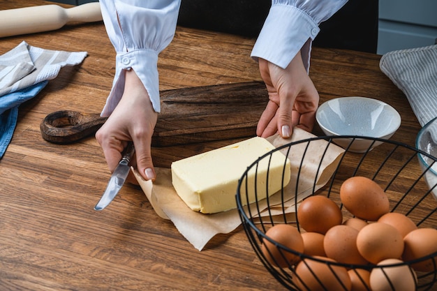 El cocinero se prepara para cocinar.