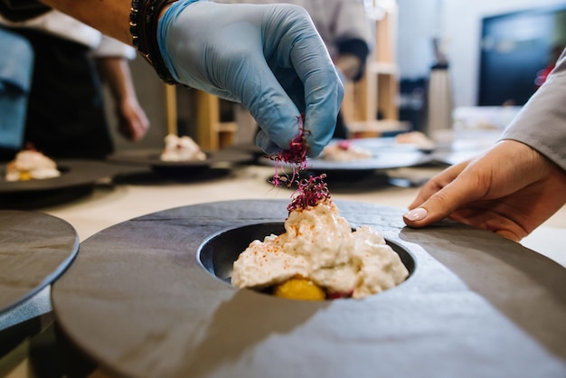 El cocinero preparando un plato en la cocina del restaurante.