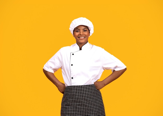 Cocinero profesional retrato de mujer chef negro sonriente en uniforme